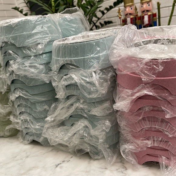 New 30 PCs dog / cat double stainless bowls with plastic stand bundles - Picture 3 of 13